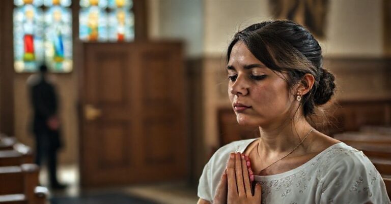 Młoda brazylijska katolicka kobieta modli się w tradycyjnym kościele podczas konfliktu ideologicznego z ideologią genderową.