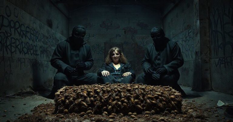 Scena katolicka przedstawiająca nihilistyczny upadek współczesnej kultury w oparciu o film 'Bugonia' Yorgosa Lanthimosa