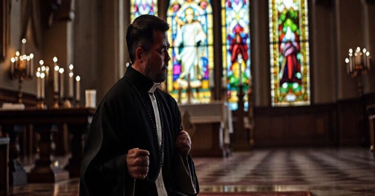 Tradycyjny katolicki wnętrze liturgiczne z czcicielem modlącym się przed ołtarzem z rozmytym witrażem Chrystusa Króla.