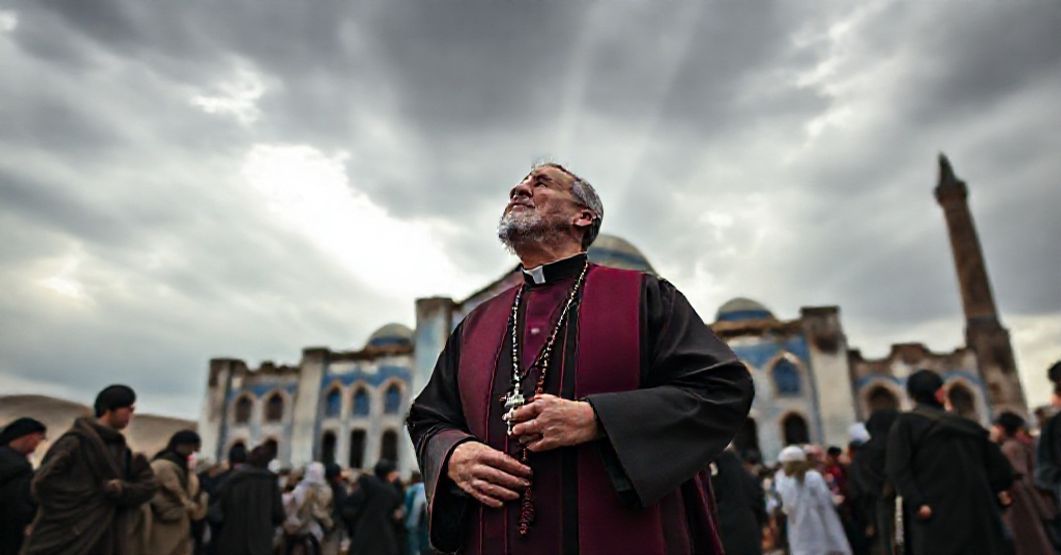 Ksiądz katolicki w tradycyjnych ornamentach modli się przed zniszczonym Błękitnym Meczetem w Mazar-i-Szarif w Afganistanie