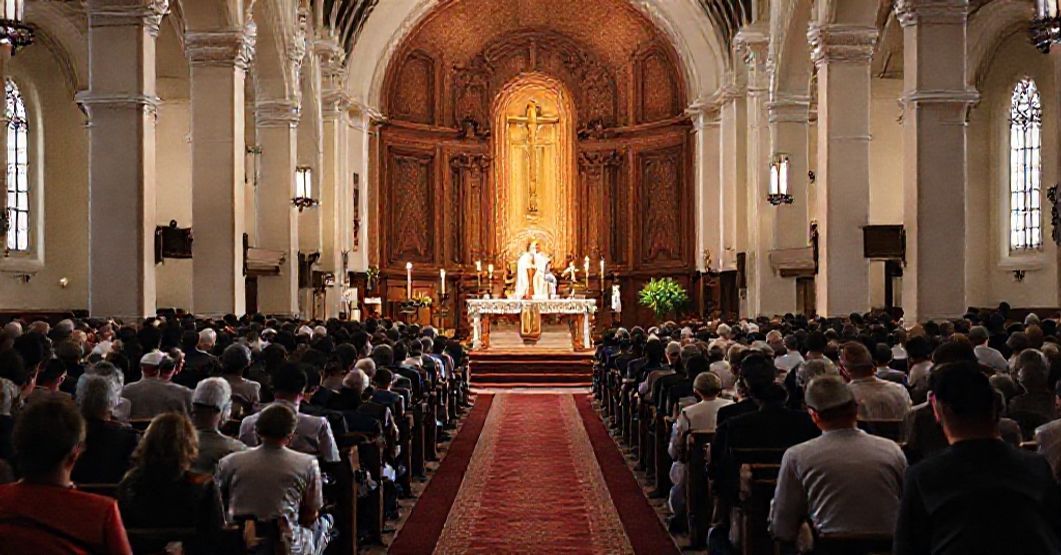 Tradycyjna katolicka msza w kościele z zakrystią i księdzem celebransem otoczonym modlącymi się wiernymi. Scena podkreśla sakralność liturgii z bogatymi szatami liturgicznymi, kadzidłem i świetliskami świec.