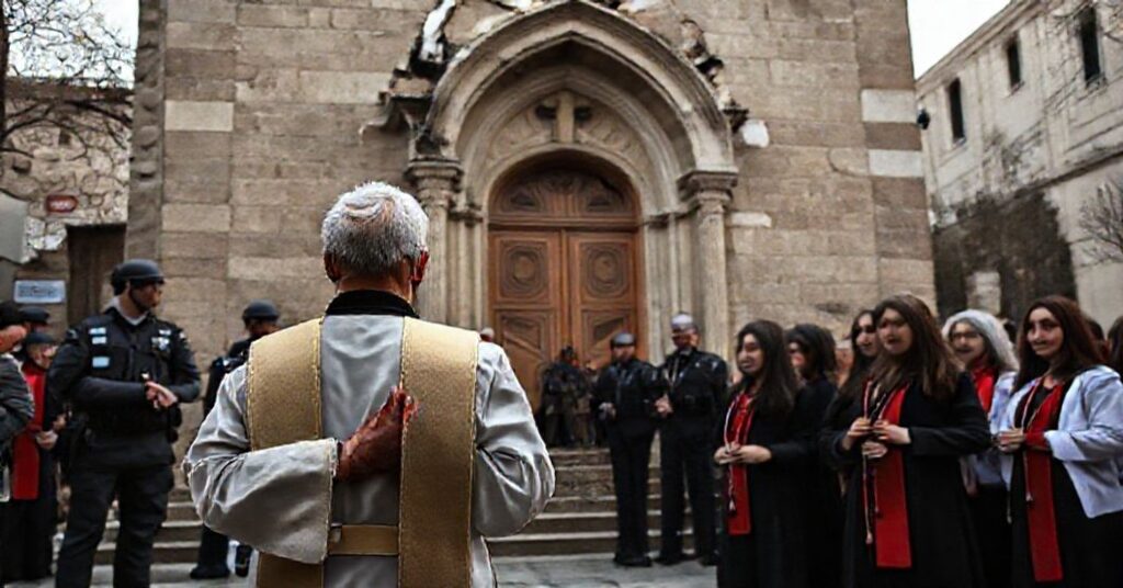 Scena w Stambule przed uszkodzonym kościołem katolickim z księdzem modlącym się i policją aresztującą podejrzanych