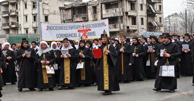 Procesja katolicka w Charkowie z distribucją tradycyjnej pomocy duchowej i materialnej przez kler sede Vacante.