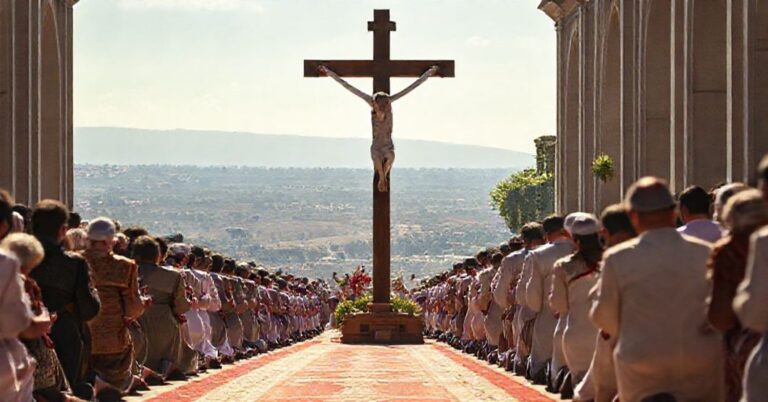 Procesja katolicka z krzyżem w centrum w tradycyjnych strojach modlących się wiernych