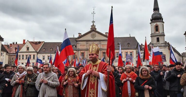 Prawdziwa katolicka procesja modlitewna w centrum polskiego miasta przed zamkniętym konsulatem rosyjskim