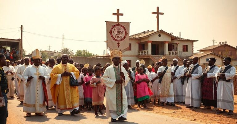 Procesja katolicka w Nigerii z biskupem w pełnym stroju liturgicznym i ratowanymi dziećmi pod banerem Chrystusa Króla.
