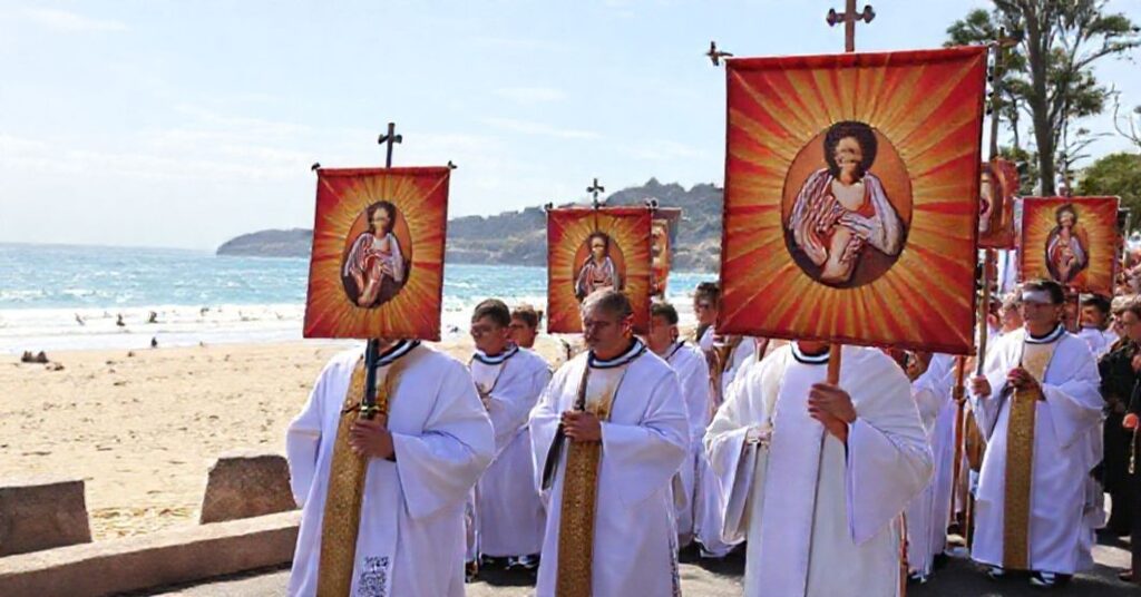 Uroczysta katolicka procesja w Sydney z kapłanami i wiernymi modlącymi się za ofiary ataku na plaży Bondi.