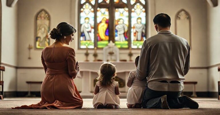 Tradycyjna katolicka rodzina modli się w kościele, podkreślając świętość małżeństwa i rodzinnego związku.