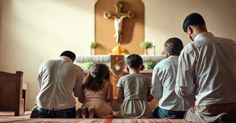 Rodzina katolicka modli się przed tradycyjnym ołtarzem podczas walki z ideologią gender w szkołach
