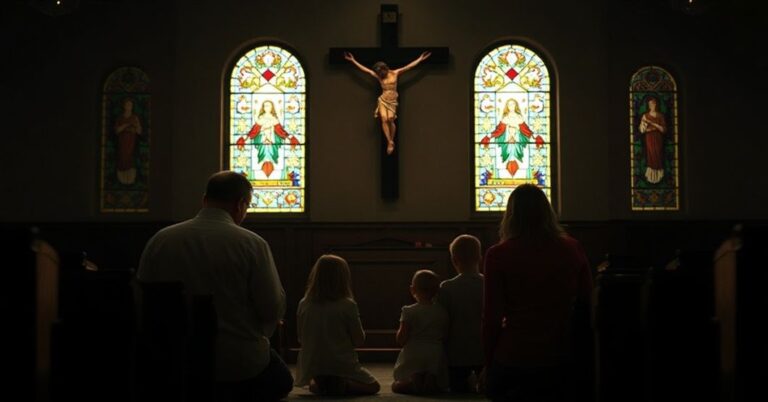Zdjęcie tradycyjnej katolickiej rodziny modlącej się w ciemnym kościele przed krzyżem.