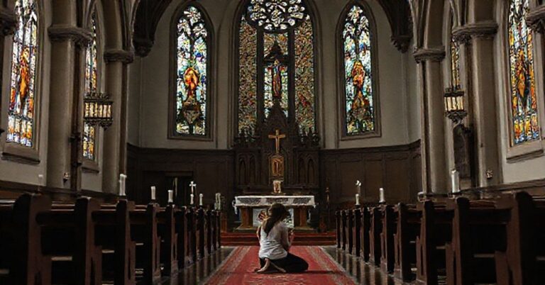 Sobór katolicki z tradycyjnym ołtarzem i modląca się postać symbolizująca konflikt między prawdą Bożą a współczesną ideologią płciową