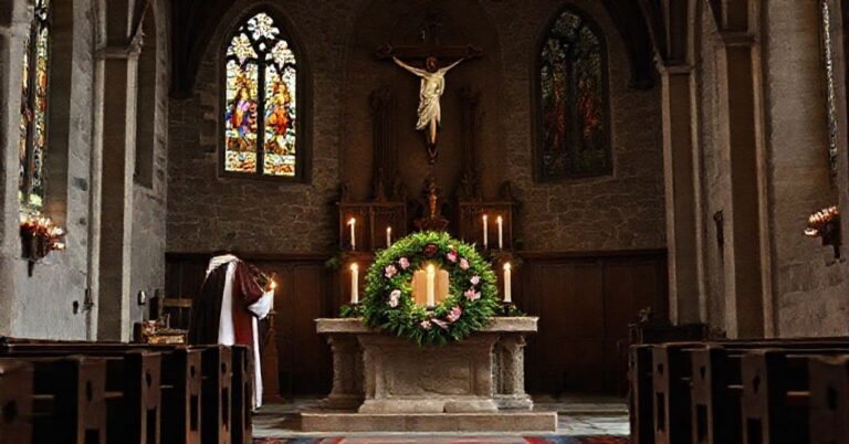 Wnętrze kościoła z tradycyjnym ołtarzem i adventową wieńcem świątecznym