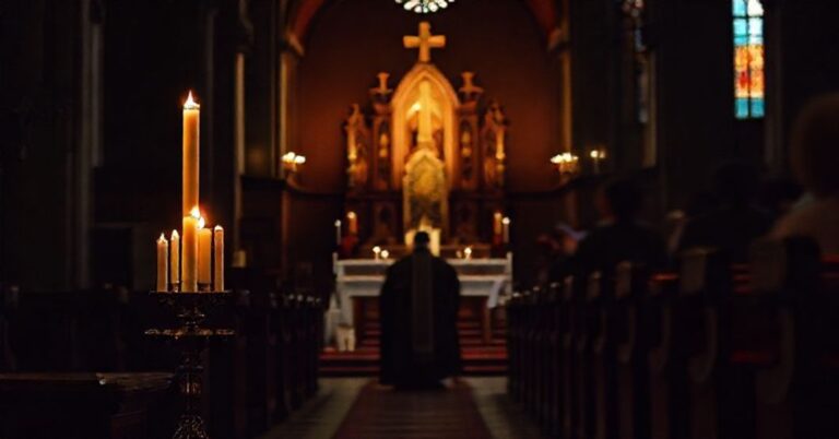 Katolicki obraz przedstawiający tradycyjną adwentową wieżę świec w ciemnym wnętrzu kościoła z kapłanem modlącym się przed tabernakulum w porównaniu z rozmytą nowoczesną luterańską urodziną Agnieszki Godfrejów-Tarnogórskiej.
