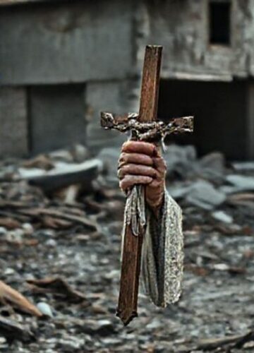 Kapelan katolicki w ruinach wojny na Ukrainie - brak panowania Chrystusa Kapelan katolicki stoi w ruinach zniszczonej wsi na Ukrainie podczas ewakuacji cywilów, trzymając krzyż. Scena podkreśla brak społecznego panowania Chrystusa i moralny upadek.