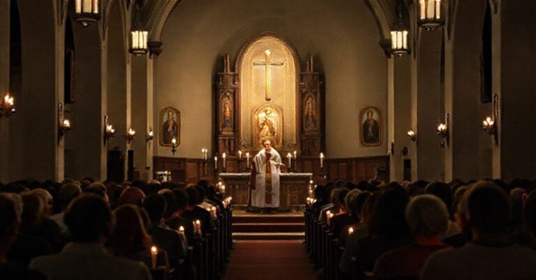 Wnętrze tradycyjnego kościoła katolickiego z ołtarzem i kapłanem w kaszule podczas mszy świętej