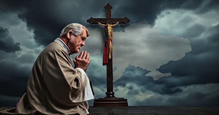 Katolicki książ w ornacie modli się przed krzyżem na tle mapy Ukrainy z burzowymi chmurami w tle.