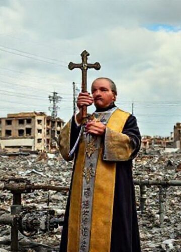 Katolicki ksiądz w zniszczonym mieście ukraińskim Ksiądz katolicki modli się w zniszczonym mieście ukraińskim podczas wojny