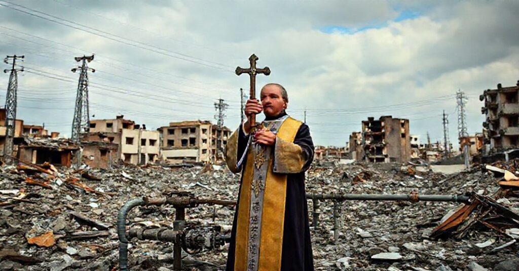 Ksiądz katolicki modli się w zniszczonym mieście ukraińskim podczas wojny