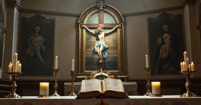 Ołtarz katolicki z tradycyjnym obrazem Ukrzyżowania otoczony pochodnami i mszałem