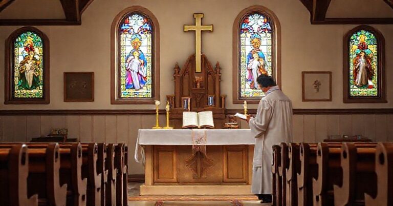 Tradycyjny katolicki ołtarz z kaplicy z modlącym się księdzem w prostym surpelu w atmosferze pokoju i modlitwy.