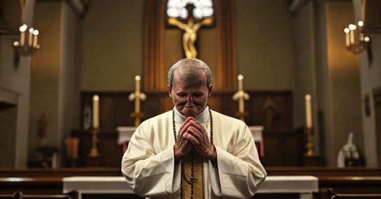 Ksiądz lub wierny modlący się w tradycyjnym kościele z krzyżem i różańcem, symbolizujący opór przeciwko ekstremalnej aborcji.