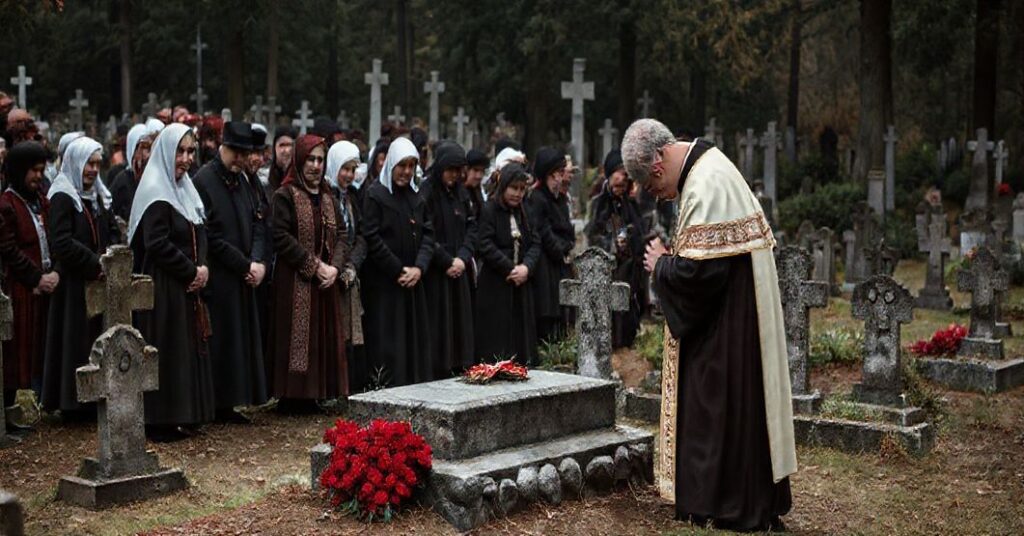 Cmentarz w Koszalinie, tradycyjny pochówek dzieci nienarodzonych, ksiądz w stroju liturgicznym, wierni w modlitwie, sobólna atmosfera, tradycyjne stroje, pochówek katolicki.