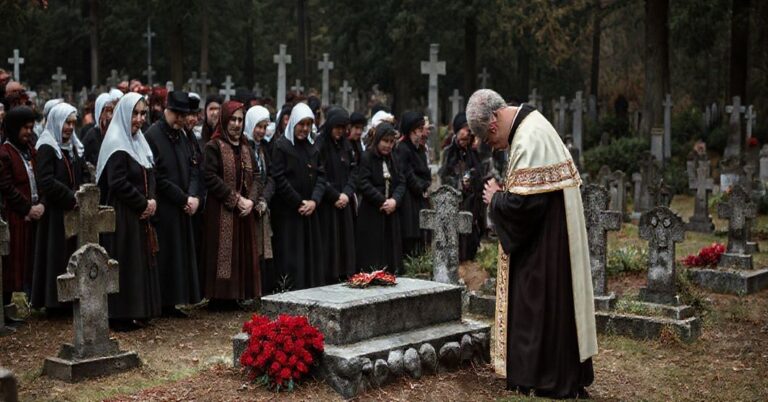 Cmentarz w Koszalinie, tradycyjny pochówek dzieci nienarodzonych, ksiądz w stroju liturgicznym, wierni w modlitwie, sobólna atmosfera, tradycyjne stroje, pochówek katolicki.