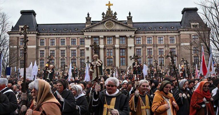 Katolicka procesja modląca się przed budynkiem parlamentu holenderskiego przeciwko legalizacji eutanazji
