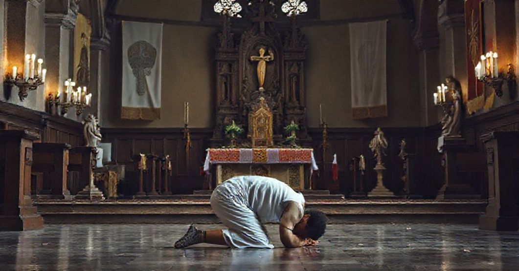 Poważny katolicki sportowiec modli się w opuszczonej kościelnej kaplicy, symbolizując duchowy upadek nowoczesnych programów synkretycznych