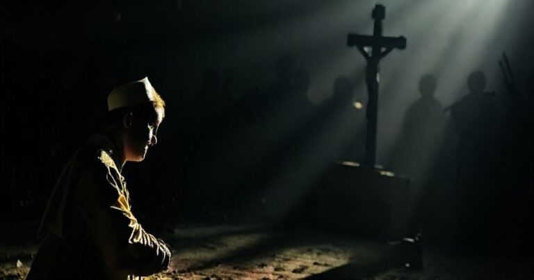 Katolicki żołnierz w tradycyjnym mundurze modli się przed krzyżem, symbolizując duszpasterskie wezwanie do nawrócenia i przywrócenia Królestwa Chrystusa jako jedynego rozwiązania dla wojennych zbrodni.