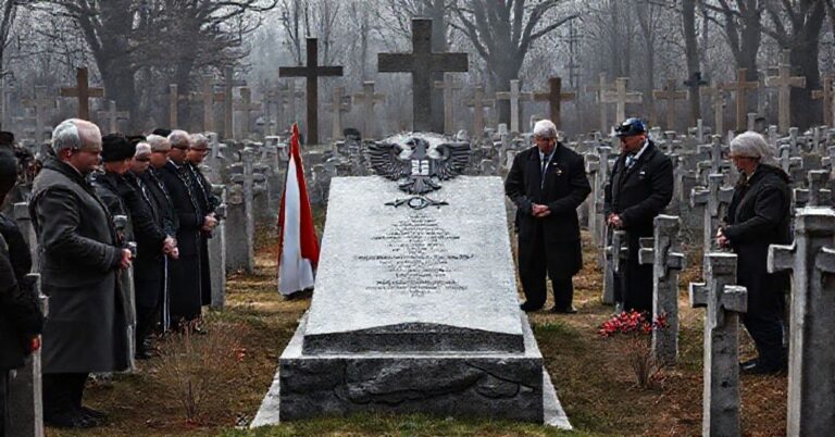 Realistyczny obraz kontrowersyjnego odsłonięcia odnowionego nagrobka na cmentarzu żydowskim w Oświęcimiu z symbolami polskim i żydowskim.