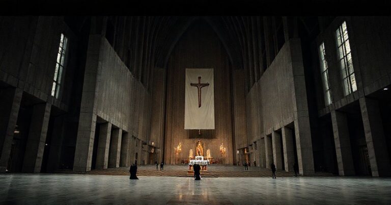 Pustka i apostazja w katowickiej archikatedrze Chrystusa Króla, symbolizująca nowoczesne odrzucenie prawdziwego Królestwa Chrystusa