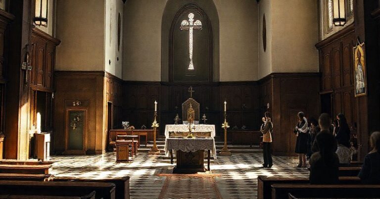 Sobór katolicki z nowoczesnym ołtarzem i świeckimi aktywnościami prezentującymi dezorientację religijną