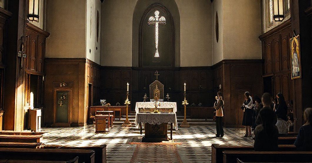 Sobór katolicki z nowoczesnym ołtarzem i świeckimi aktywnościami prezentującymi dezorientację religijną