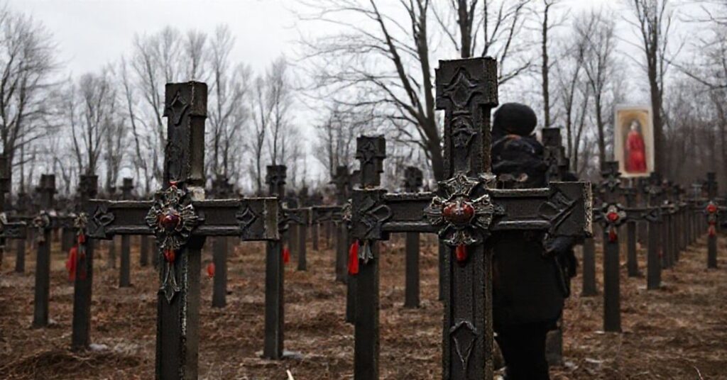 Scena na cmentarzu wojennym w Katyniu z usuniętymi polskimi krzyżami przez rosyjskie władze