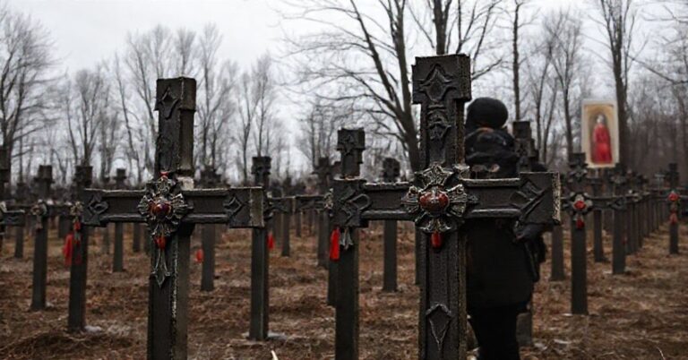 Scena na cmentarzu wojennym w Katyniu z usuniętymi polskimi krzyżami przez rosyjskie władze