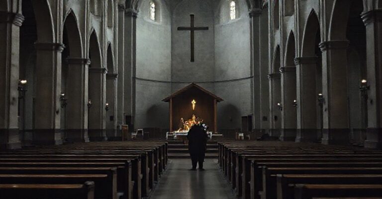 Wnętrze kieleckiej katedry podczas homilii "biskupa" Piotrowskiego o Bożym Narodzeniu