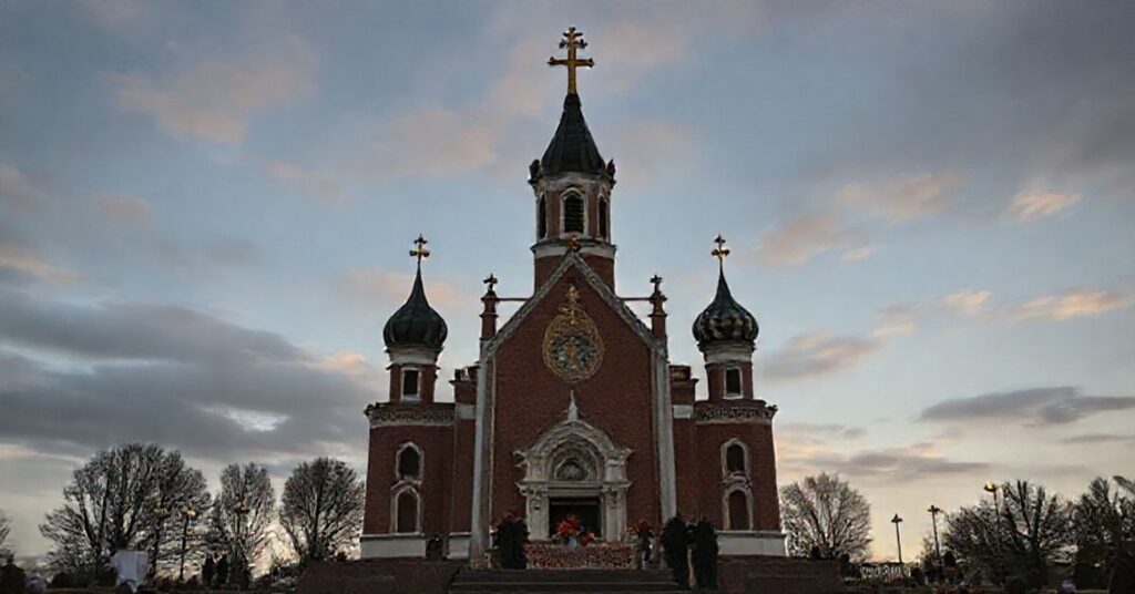 Neogotycka świątynia św. Mikołaja w Kijowie symbolizująca konflikt między prawdziwym katolicyzmem a modernistycznymi grupami.