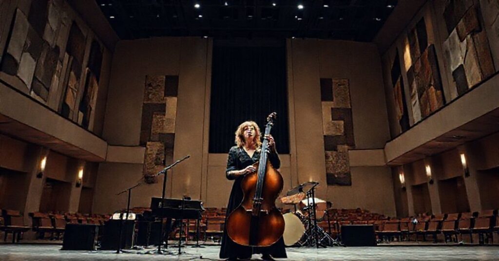 Kinga Głyk gra na scenie z koncertu w nowoczesnej przestrzeni bez sakralnych elementłw