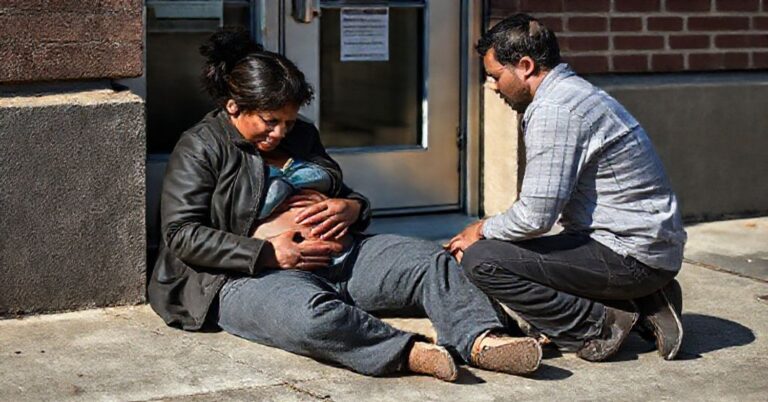 Zmęczona kobieta po aborcji siedzi na chodniku przed kliniką Planned Parenthood w Chicago, krzycząc z bólu. Działacz pro-life Jacob Tipre' starają się jej pomóc.