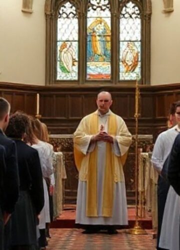 Konferencja katolicka w tradycyjnym kościele z młodymi wiernymi Realistyczny obraz katolickiego zgromadzenia w tradycyjnym kościele, z kapłanem w liturgicznych szatach i wiernymi młodymi, wyrażający powagę i wierność tradycji katolickiej