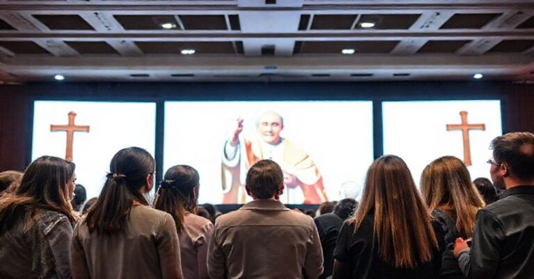 Zbieranie katolickiej młodzieży podczas Konferencji Młodzieży Katolickiej w Indianapolis w 2025 r., gdzie uczestnicy biorą udział w fałszywej interakcji z anty-papieżem Leo XIV.