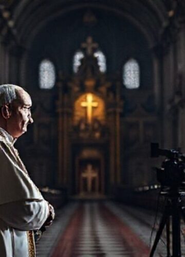 Prawowity biskup w konflikcie z współczesną biurokracją Prawowity biskup w pełnym stroju liturgicznym w katedrze, patrzący z troską na konferencję prasową, symbolizując konflikt między prawdziwym przywództwem duchowym a współczesną biurokracją.