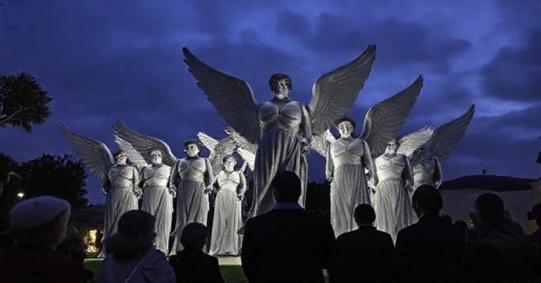 Instalacja kontrowersyjnego pomnika "Aniołowie nieświadomi" Timothy'ego Schmalza na kampusie Uniwersytetu w San Diego