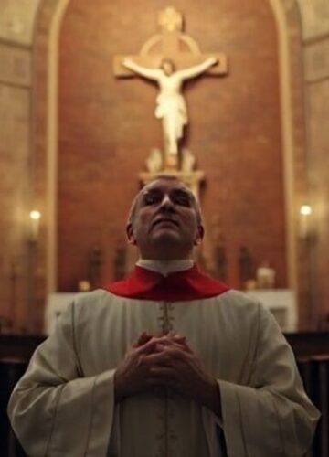 Kapłan modlący się w katolickim kościele podczas kryzysu moralnego Kapłan modlący się w tradycyjnej katolickiej świątyni, wyraz głębokiej refleksji i duchowej powagi