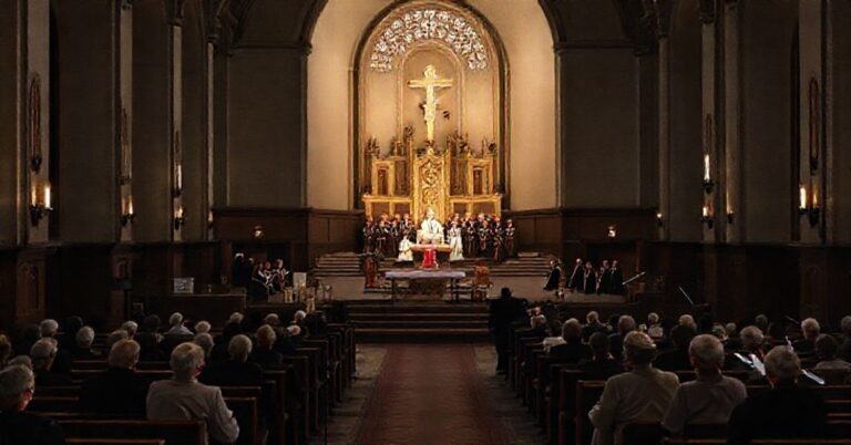 Wnętrze kościoła z niepełnym ołtarzem i estradą koncertową przygotowaną na koncert ku czci Jana Pawła II