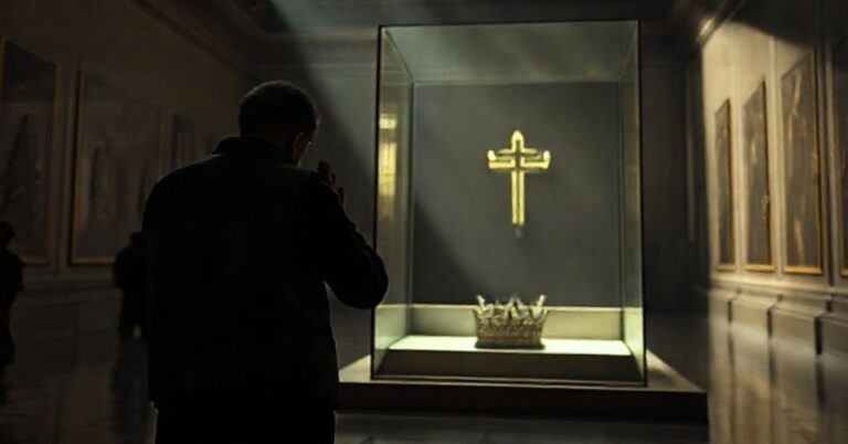 Scena w Luwrze po kradzieży korony królewskiej - symbol moralnego upadku