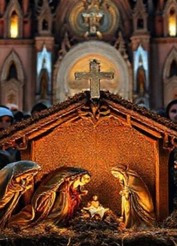 Tradycyjna krakowska szopka przed kościołem Mariackim w Krakowie z postaciami Chrystusa Króla i Matki Boskiej