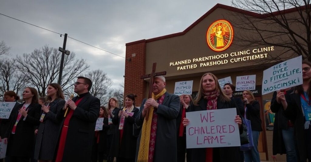 Grupa katolickich aktywistów pro-life przed placówką Planned Parenthood w Memphis, prowadzona przez Randalla Terry'ego z krzyżami i transparentami.