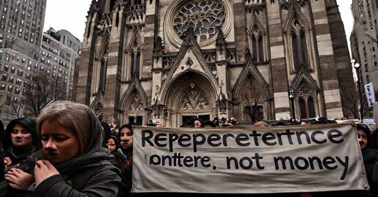 Grupa katolików modli się przed katedrą św. Patryka w Nowym Jorku w gestach protestu przeciw nadużyciom duchownych.